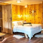 Lodge Sovia Wellness S Jacuzzi Kadou A Saunou, Cingov *